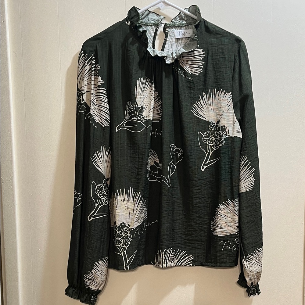 Pulelehua Women’s Aloha Wear Blouse (S) in great condition